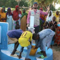 UHVED Derneği, Çad’da umudu yeşertiyor: Su kuyuları ve yetim sofraları sürüyor