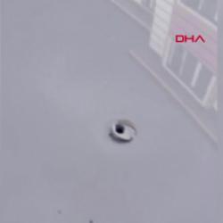 Yorgun mermi otomobilin tavanını deldi