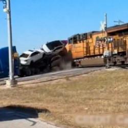 Y&uuml;k treni araba dolu TIR'ı bi&ccedil;ti! Şoke eden g&ouml;r&uuml;nt&uuml;ler ABD'den