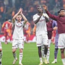 11 kişi çıktıkları sahada 2 futbolcuyla 21 puan topladılar