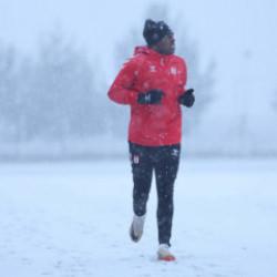 1. Lig ekibi kar yağışı altında antrenman yaptı