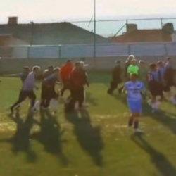 6 gollü karşılaşmada taraftar sahaya girdi! Hakem maçı tatil etti