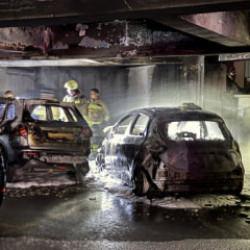 Otoparkta yangın paniği: 3 ara&ccedil; hasar g&ouml;rd&uuml;, 18 kişi tahliye edildi