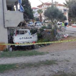 Ağaca &ccedil;arpan kamyonetteki 1 kişi &ouml;ld&uuml;, 4 kişi yaralandı