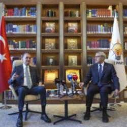 AK Parti'de "K&uuml;t&uuml;phane Sohbetleri" programının ilk konuğu &Ouml;mer &Ccedil;elik oldu