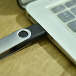 Almanya'da ş&uuml;pheli USB alarmı! Milletvekillerine g&ouml;nderildi