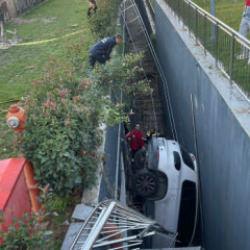 Bah&ccedil;elievler'de otoparktan &ccedil;ıkan s&uuml;r&uuml;c&uuml; 9 araca &ccedil;arpıp boşluğa d&uuml;şt&uuml;