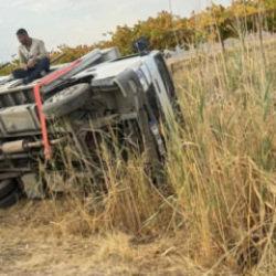 Batman'da kayan kamyonet devrildi: 5 kişi kazadan burnu kanamadan kurtuldu