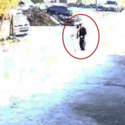 "&Ccedil;akmak" bahanesiyle yaklaşıp bı&ccedil;akladı: O anlar kamerada