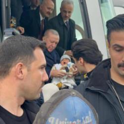 Cumhurbaşkanı Erdoğan, Adıyaman&rsquo;da 4 aylık bebeği sevmek i&ccedil;in konvoyu durdurdu