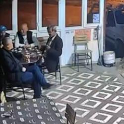 Depreme kahvehanede yakalandılar: Çayını elinden bırakmadı!