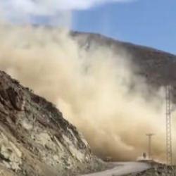 Devasa kayalar dinamit patlatılarak unufak oldu!