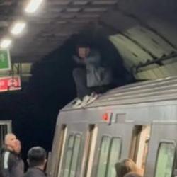 Durakta metronun &uuml;zerine &ccedil;ıktı, ortalığı birbirine kattı