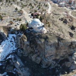 Türbenin konumu tüyler ürpertiyor: Özellikle cuma günleri...