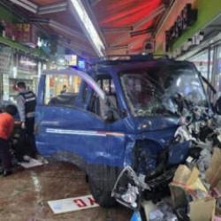 Güney Kore'de 'can pazarı' Araç çarşıya dalınca olanlar oldu! 