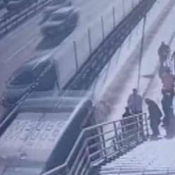 Metrobüsün çarptığı engelli yolcu hayatını kaybetti! Kaza anı kamerada