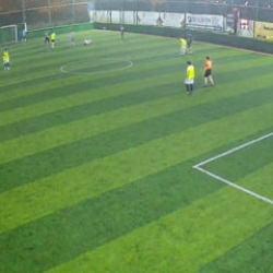 Halı sahada dili boğazına ka&ccedil;an adamı arkadaşlarının m&uuml;dahalesi kurtardı