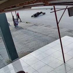 Hatay&rsquo;da başıboş sokak k&ouml;peğine &ccedil;arpan motosikletli metrelerce s&uuml;r&uuml;klendi