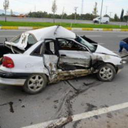 İş&ccedil;i servisi ile otomobil &ccedil;arpıştı: 1 &ouml;l&uuml;, 4 yaralı!