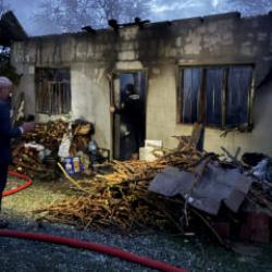 Isınmak i&ccedil;in sobaya benzin d&ouml;kt&uuml;: T&uuml;m ev k&uuml;le d&ouml;nd&uuml;