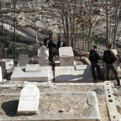 İsrailliler Kudüs’teki Müslüman mezarlarına saldırdı