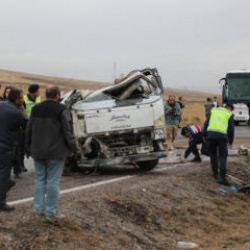 Kayseri&rsquo;de aynı yolda 2 kaza: 1 kişi &ouml;ld&uuml;, 2 kişi yaralandı