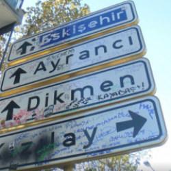 Gen&ccedil;lerin yeni akımı 'pes' dedirtti! Kızılay tabelası, 3. kez yenilendi