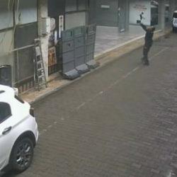 Manisa&rsquo;da 2. kattan d&uuml;şen kediyi polis memuru kurtardı