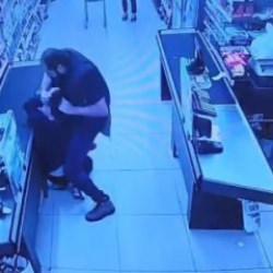 Oğlunu darbeden market &ccedil;alışanını yumruklayıp tekmelediği anlar kamerada  