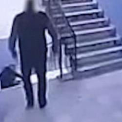 &Ouml;ğrenciyi merdivenden ittiği &ouml;ne s&uuml;r&uuml;len okul m&uuml;d&uuml;r&uuml; hakkında soruşturma başlatıldı 