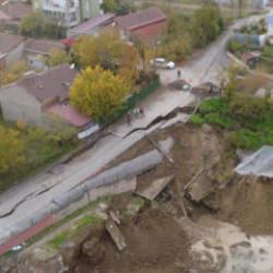 Okul yapımı i&ccedil;in kazılan temelin yanından ge&ccedil;en yol &ccedil;&ouml;kt&uuml;