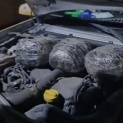 Otomobilin kaputunun altında 3 kilo skunk ele ge&ccedil;irildi