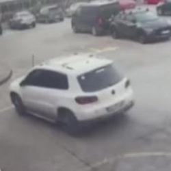 Otoparkta ara&ccedil;lara &ccedil;arparak boşluğa d&uuml;şen s&uuml;r&uuml;c&uuml;n&uuml;n g&ouml;r&uuml;nt&uuml;leri ortaya &ccedil;ıktı