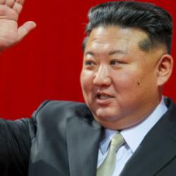 Premier Lig Kuzey Kore'ye geliyor: Maçı anlatan spiker lideri övmek zorunda