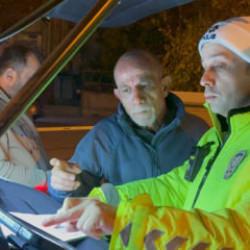 Şaka gibi! Ehliyetsiz s&uuml;r&uuml;c&uuml;n&uuml;n otomobilini almaya gelen şahısta da ehliyet &ccedil;ıkmadı