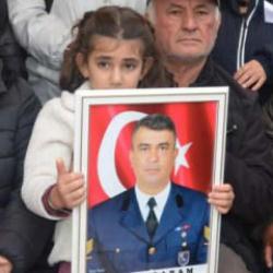 Şehit astsubayın eşi evladını sakinleştirdi: Başını dik tut...