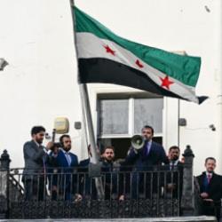 Suriye bayrağı, Londra'da göndere çekildi