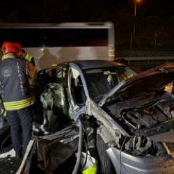 Tırın &ccedil;arptığı otomobil hurdaya d&ouml;nd&uuml;! S&uuml;r&uuml;c&uuml; kayıplara karıştı