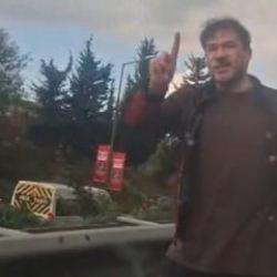 &Uuml;mraniye'de trafikte tartıştığı aracın camını yumrukladı