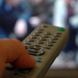 Yaşlılar g&uuml;nde 5 saati televizyon başında ge&ccedil;iriyor