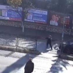 Yaya ge&ccedil;idinde ge&ccedil;en yayalara araba &ccedil;arptı! Feci kazada 1 kişi hayatını kaybetti