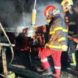 Yıldırım isabet eden 2 ara&ccedil; k&uuml;le d&ouml;nd&uuml;