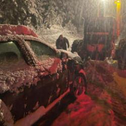 Yoğun kar yağışı! Her yer beyaza b&uuml;r&uuml;nd&uuml;! Yollar trafiğe kapandı! 24 il i&ccedil;in uyarı