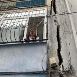 İzmir'de bir mahalle diken üstünde: Evlerin duvarları yarıldı!