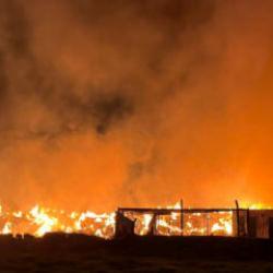 &Ccedil;&ouml;p depolama alanında korkutan yangın: Alevler geceyi aydınlattı