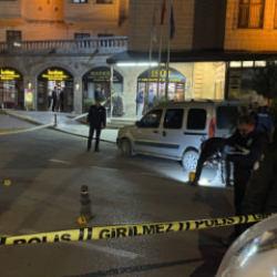 Şehrin g&ouml;beğinde silahlı saldırı! İş yerini kurşun yağmuruna tuttular