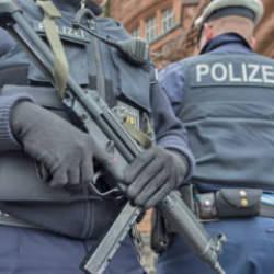 Alman polisi 12 yaşındaki işitme engelli &ccedil;ocuğu silahla vurdu
