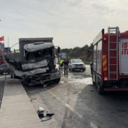 Arnavutk&ouml;y'de iki kamyon kafa kafaya &ccedil;arpıştı! B&ouml;lgeye &ccedil;ok sayıda ekip sevk ediliyor