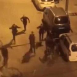 Arnavutk&ouml;y'de mahalledeki taşlı sopalı kavga kamerada