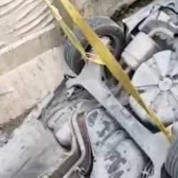 Arnavutk&ouml;y'de otomobil su kanalına u&ccedil;tu